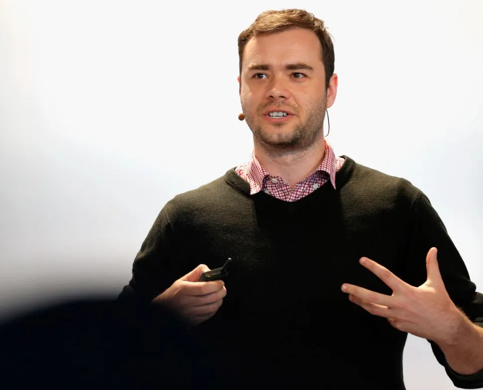 Homem de camisa preta falando em evento